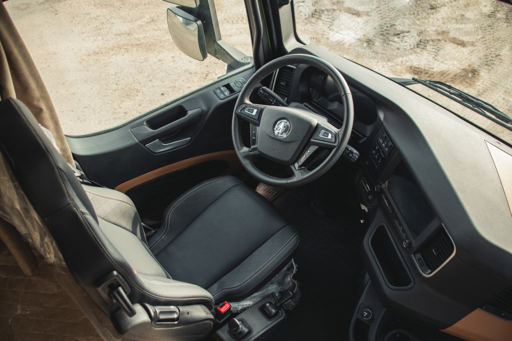 Седельный тягач х6000 4х2 SX4188YV381 зеленый фото 6
